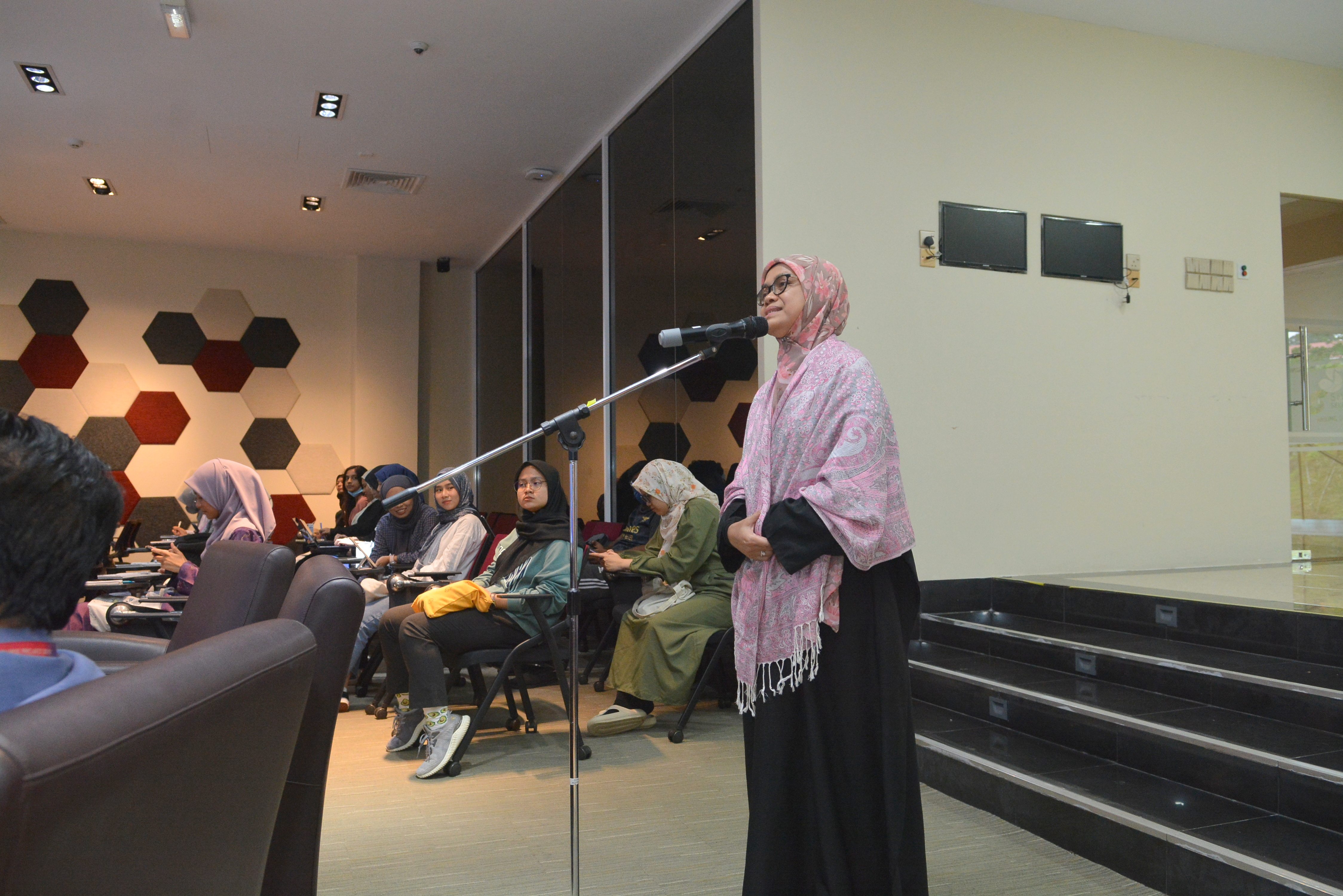1 Siri Bicara Kuliah   Adapting To Challenges